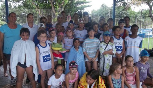 Equipe de natação participa do Torneio “Peixinhos e Tubarões”