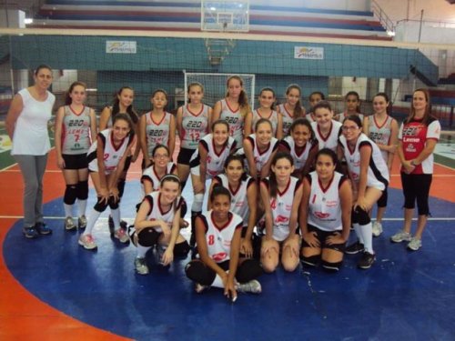 Vôleibol Feminino estreia em campeonato com vitória