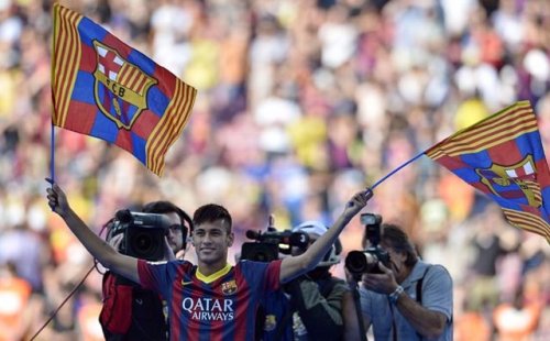 Neymar arrisca palavras em catalão e fala em “ajudar Messi” no Barça