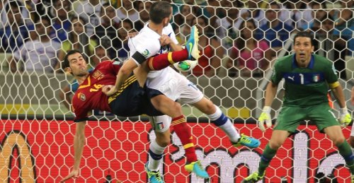 Espanha vence Itália nos pênaltis e decide título domingo com Brasil