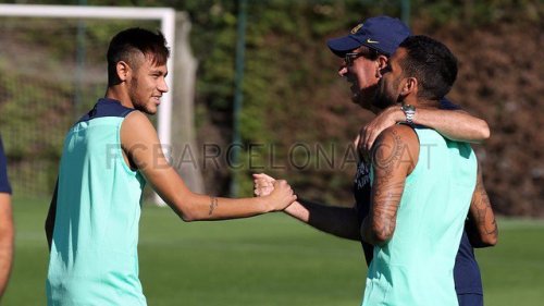 Após férias, Neymar se apresenta ao Barça e já conhece Tata Martino