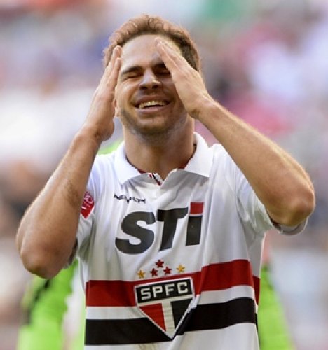 São Paulo perde para o Milan, termina em 4º e amplia jejum