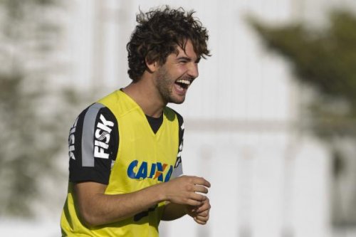 Renato Augusto e Pato devem ser escalados contra o Criciúma