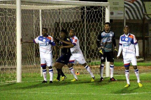 Penapolense vence e continua com chances