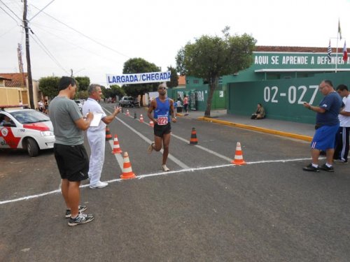 Dezenas de atletas participam de Corrida Rústica