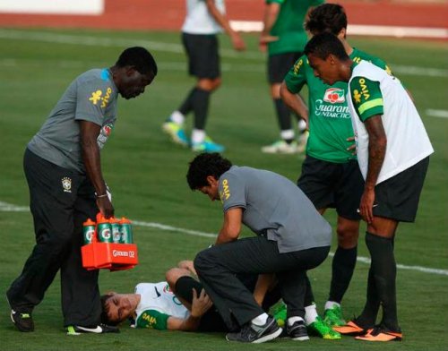 Oscar torce tornozelo direito e deixa treino da Seleção