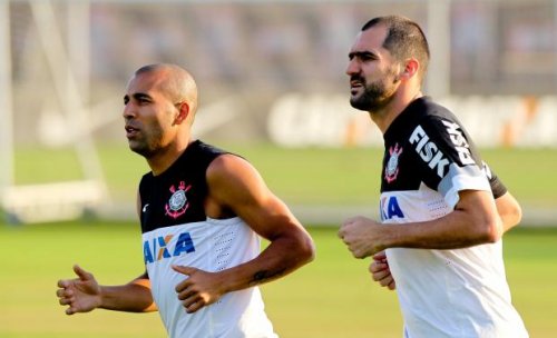 Técnico do Corinthians tira Danilo do time e espera por Fábio Santos