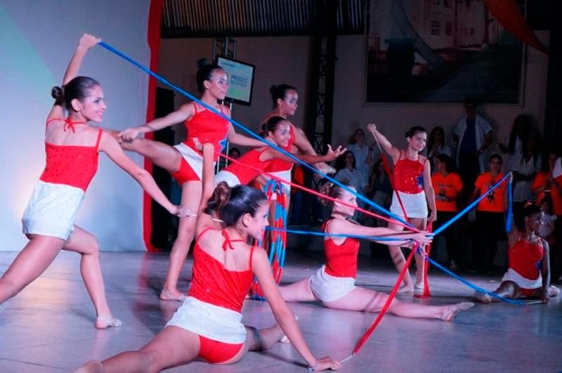 Ginástica Rítmica faz apresentação em Lins