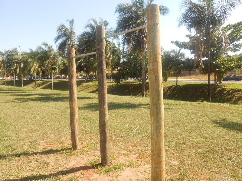Prefeitura instala barras de exercícios
