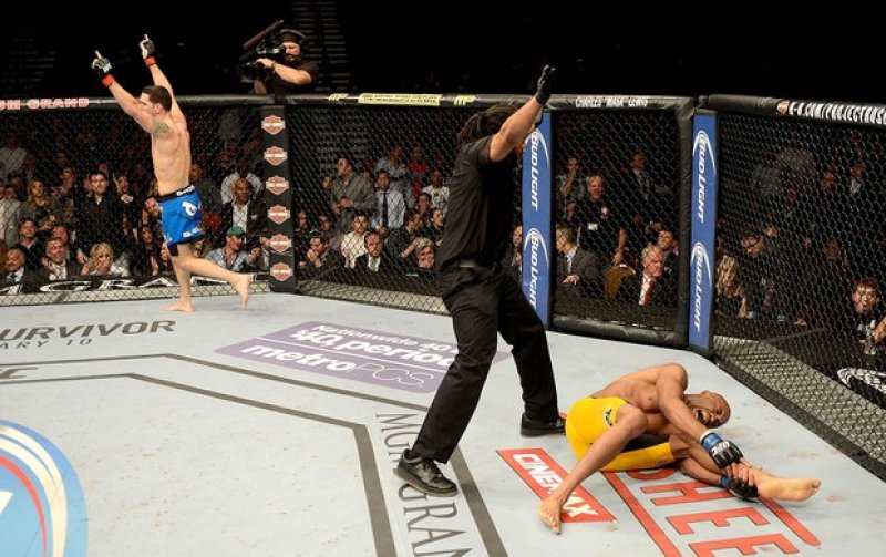 UFC: Anderson Silva sofre fratura chocante em chute, e Weidman mantém cinturão