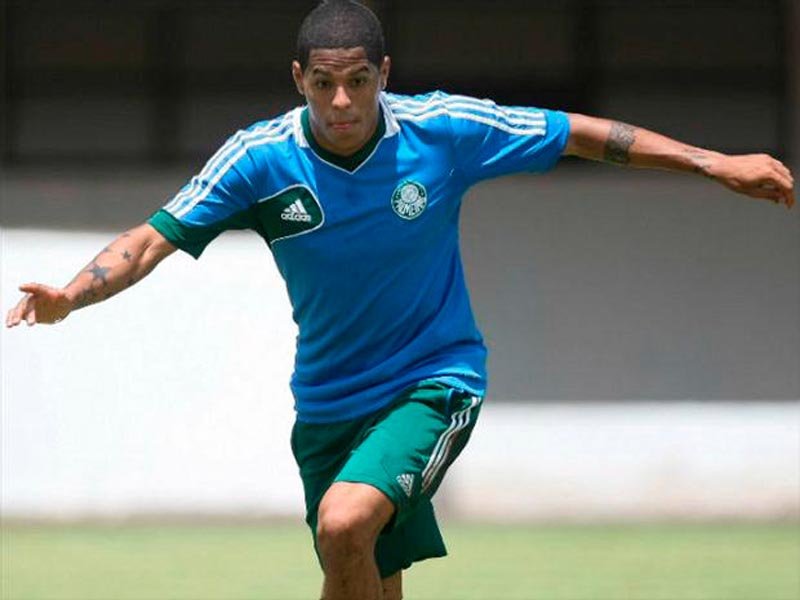 Palmeiras confirma acerto com Leandro