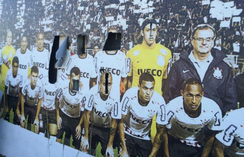 Timão volta ao trabalho com segurança extra e pôster da Libertadores rasgado