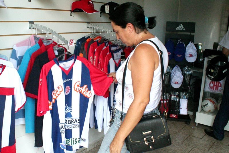 Loja oferece uniformes do Penapolense