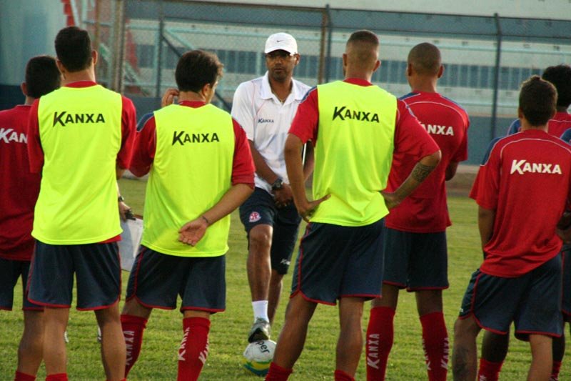 “Elenco está motivado para enfrentar o Santos”, diz Narciso
