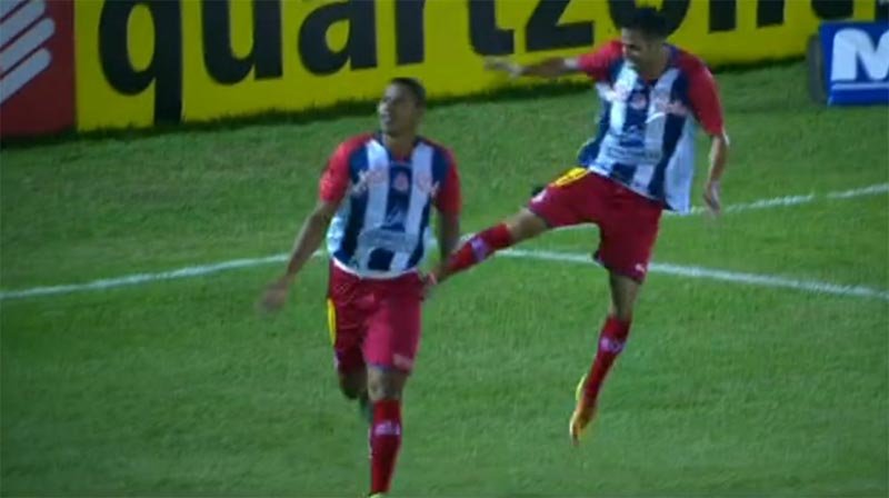 Penapolense vence e dispara na liderança