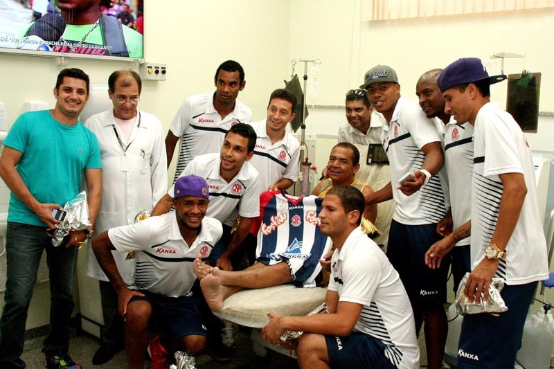 Jogadores do Penapolense visitam pacientes em clínica de hemodiálise
