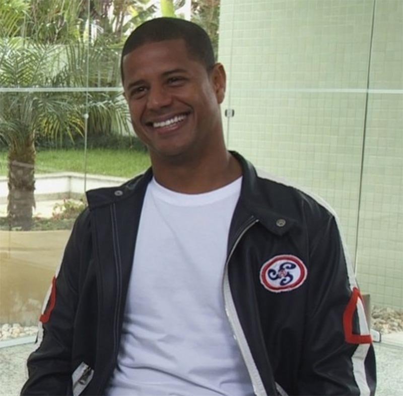 Marcelinho Carioca atrai centenas de fãs no campo do Jardim Eldorado