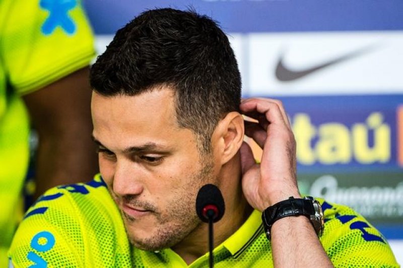 Goleiro Júlio César admite ter atuado pouco, mas não contra Pato Donald
