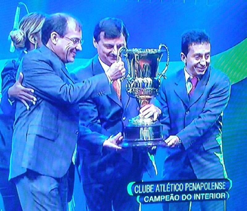 Taça de campeão será exibida para alunos da APAE
