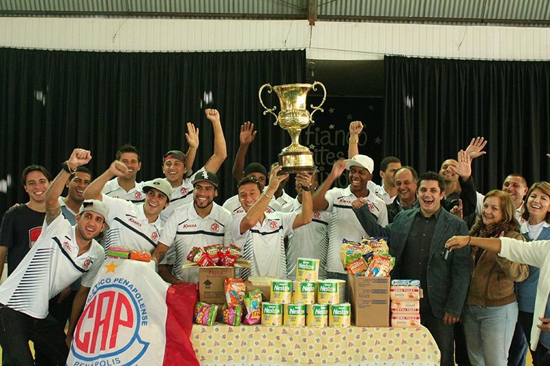 Jogadores do Penapolenses participam de evento