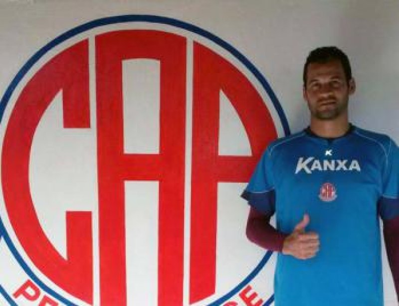 Penapolense apresenta goleiro Leandro Santos
