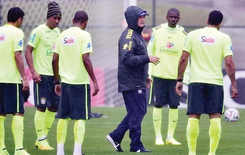 Seleção encara a chuva forte e Felipão segue com o time