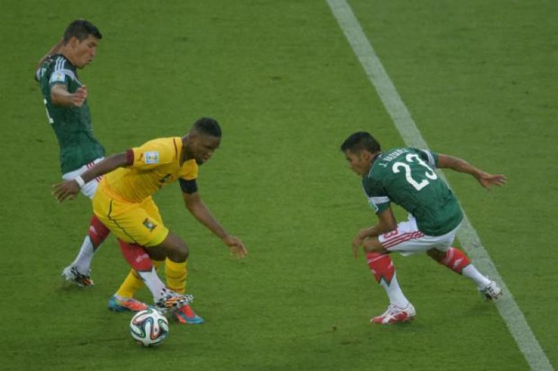 México supera Camarões e arbitragem para dividir ponta da tabela com Brasil