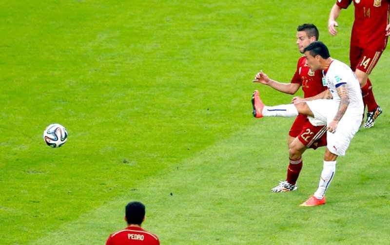 Espanha é humilhada pelo Chile e está fora da Copa
