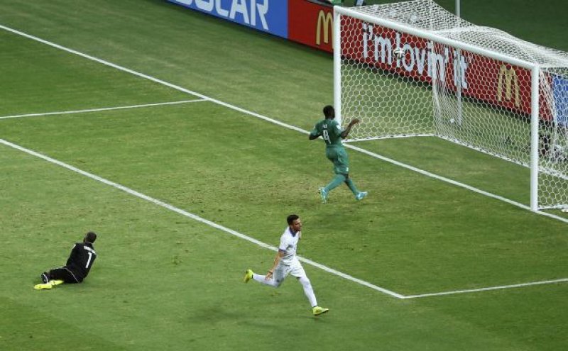 Grécia vence no último minuto e se classifica