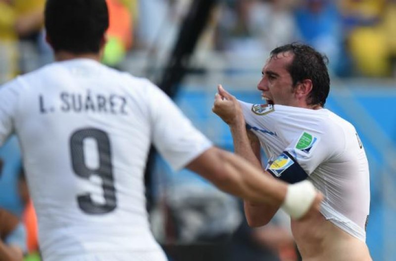 Uruguai elimina a Itália na raça e vai às oitavas