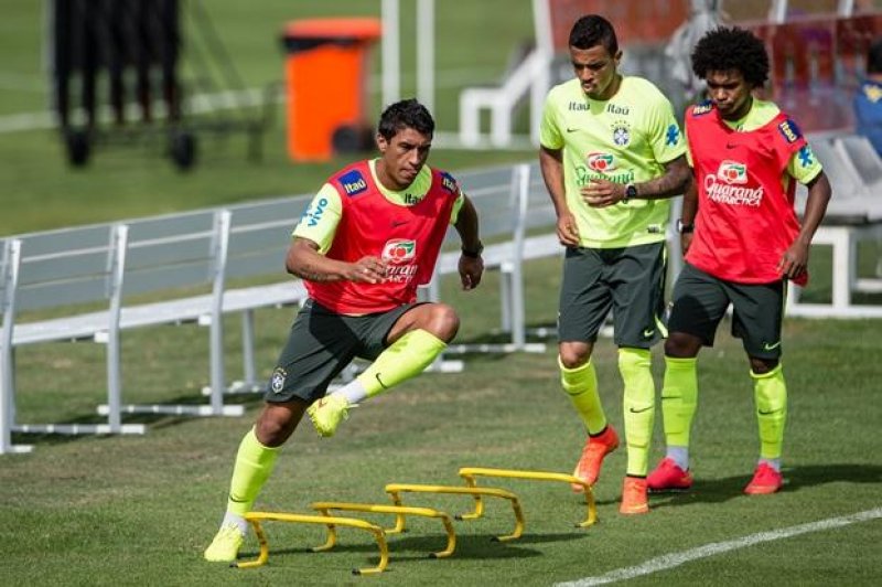 Felipão faz testes e termina com Fernandinho, Maicon e Ramires
