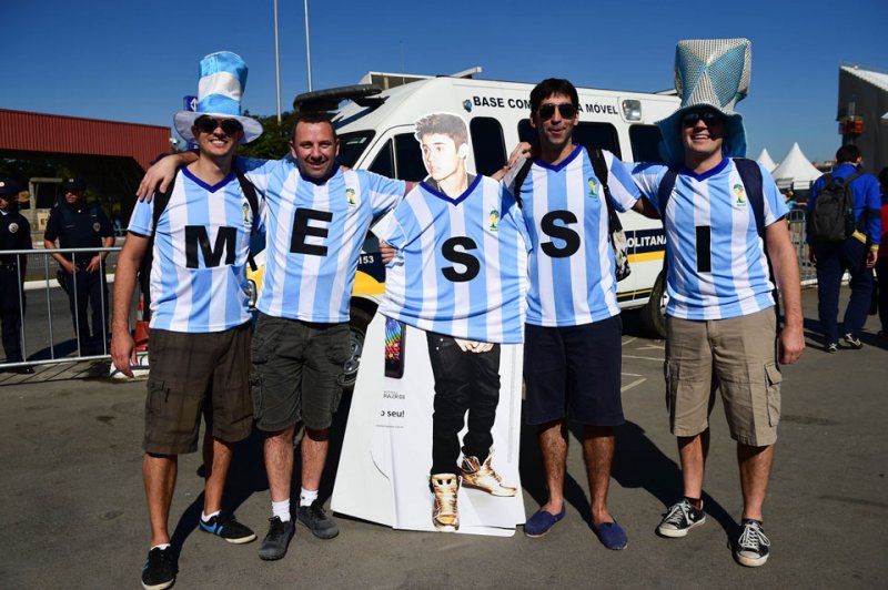Di María coloca a Argentina nas quartas