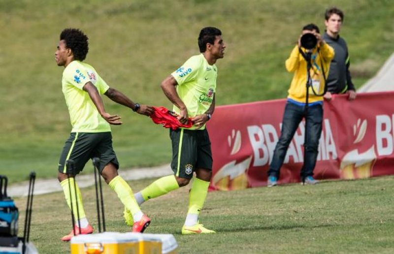Felipão põe Daniel Alves na lateral e testa time sem e com Willian
