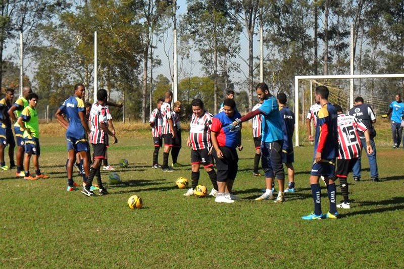 Alunos da APAE retribuem visita à jogadores