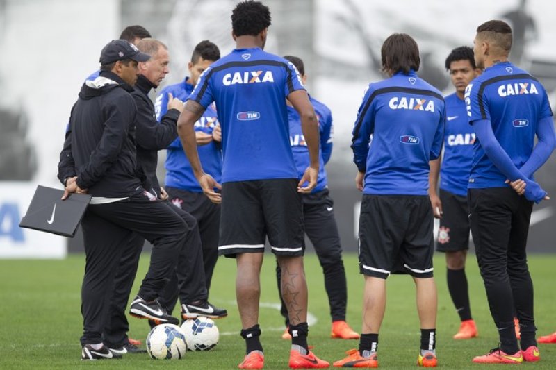 Com Guerrero e Renato, Mano define equipe que enfrenta o Palmeiras hoje