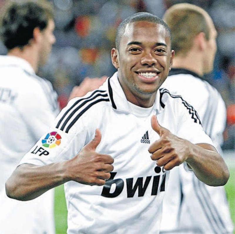 Oswaldo cogita Robinho como reserva no clássico
