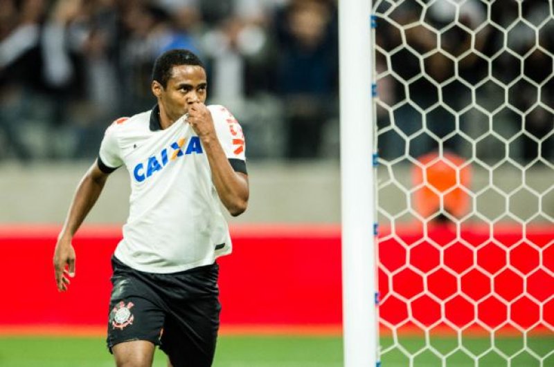 Elias se vê como referência e assume protagonismo pedido por Mano