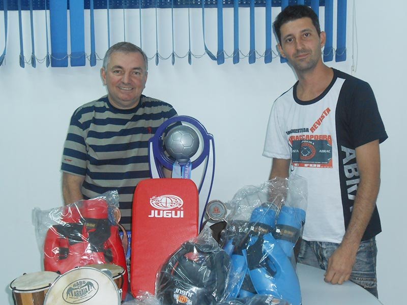 Capoeira recebe materiais para treinamento
