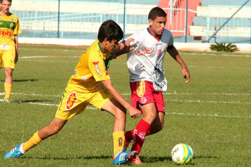 Sub-15 empata e se classifica