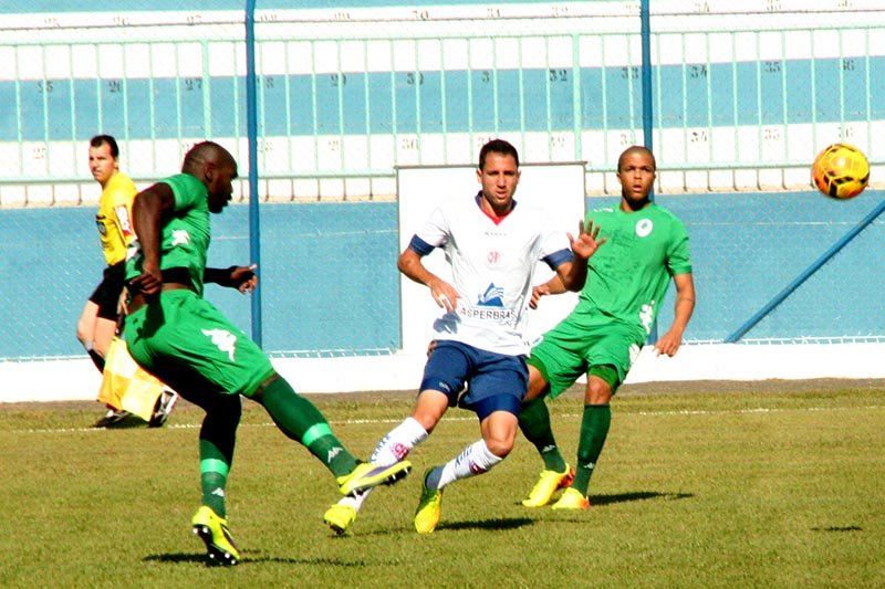 Penapolense vence e continua na briga