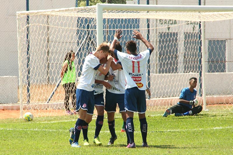 Sub-17 mantém a liderança em seu grupo