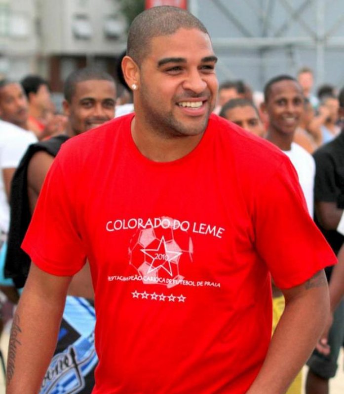 Adriano "Imperador" voltará a jogar