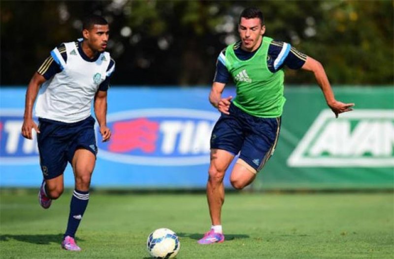 Lúcio participa de treino no campo e deve enfrentar Corinthians