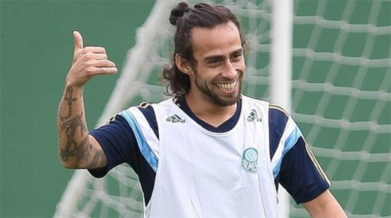 Valdívia participa de treino e fica mais perto de jogar