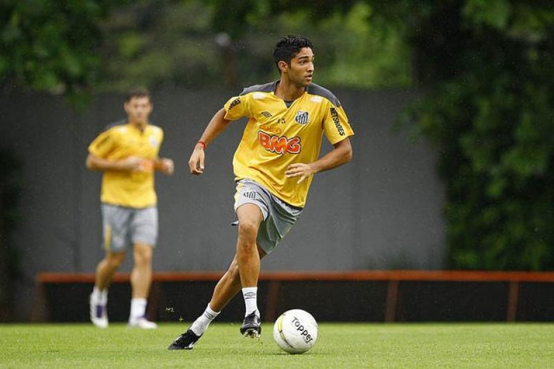 Alan Santos deixa o Santos