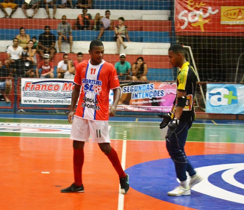 Goleiro e ala têm boas atuações e comemoram vitória