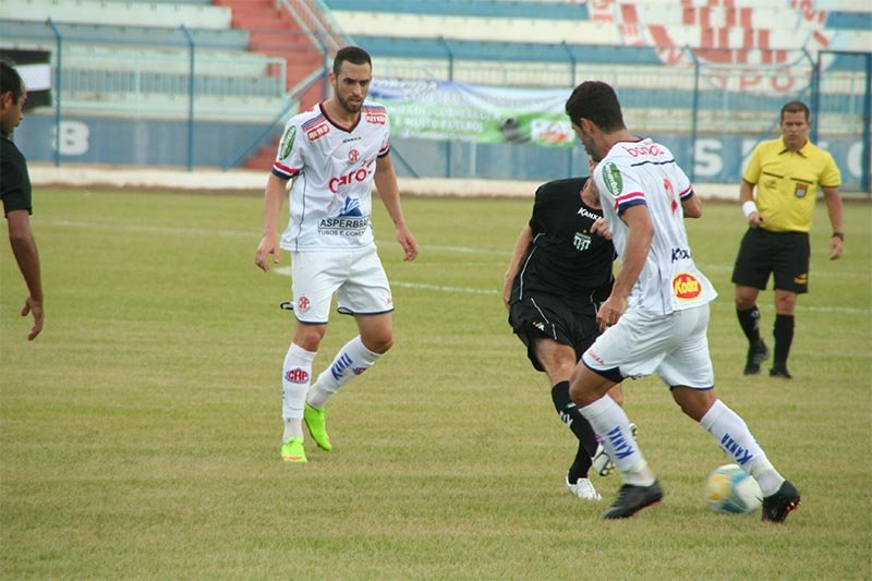 Penapolense encara o São Paulo no Tenentão