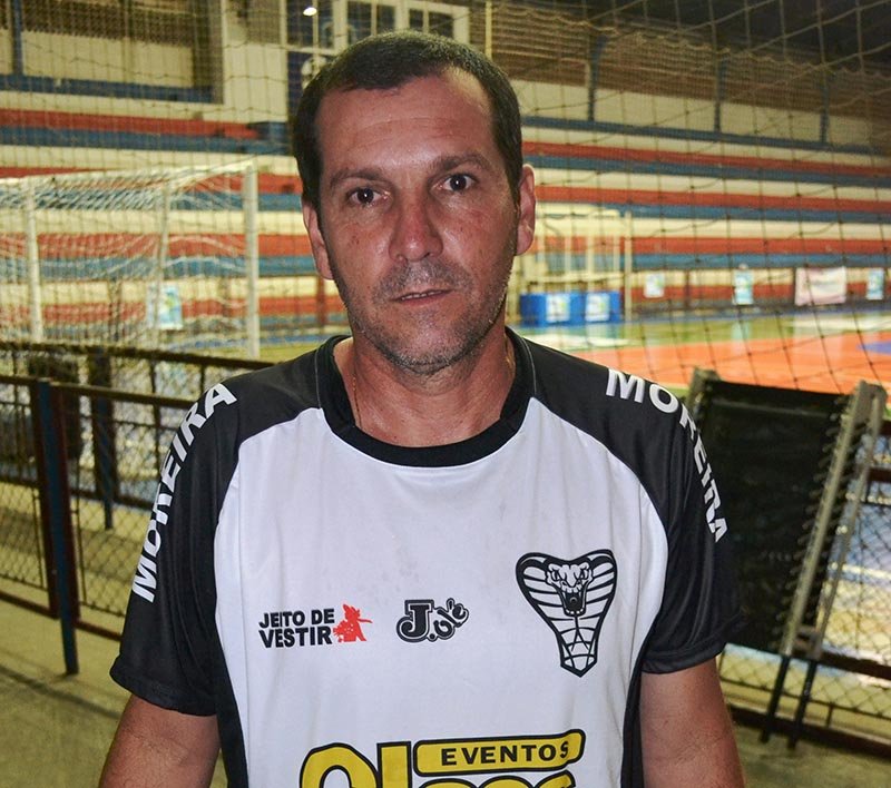 Com os “pés no chão”, equipe busca título