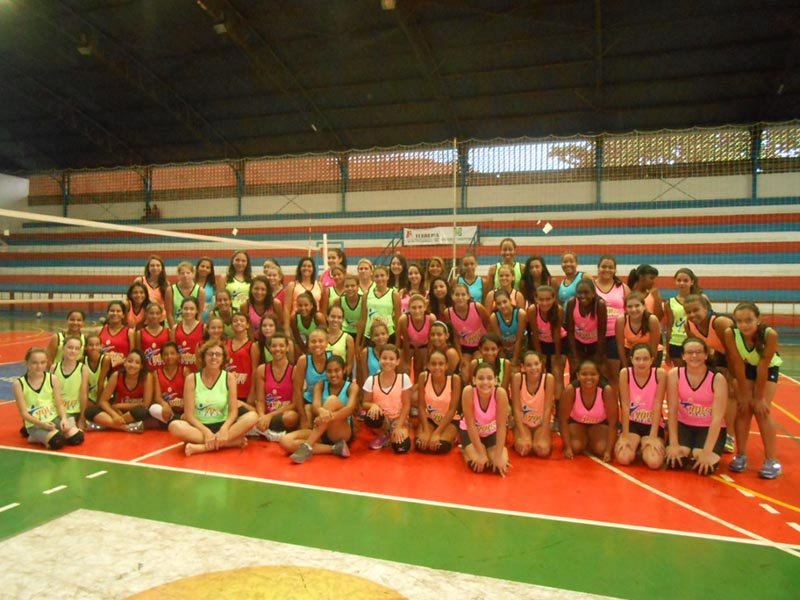 Retornam as aulas de vôlei feminino