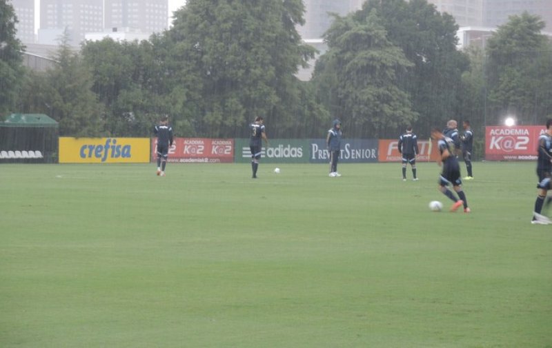 Oswaldo escala Palmeiras com time reserva